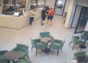 Dhunoi kamarierin 18 vjeçar, pezullohet nga detyra oficeri i policisë, ndodhej jashtë shërbimit