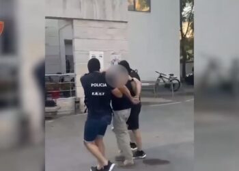 Inskenoi rëmbimin e vet për të përfituar para nga i ati, arrestohet 28-vjeçari në Kavajë