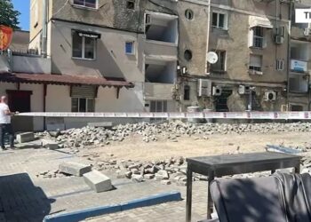 Zaptoi sheshin para pallatit dhe e ktheu në parking, procedohet “i forti” i lagjes