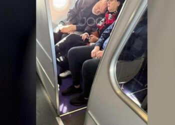 Fotoja që hedh poshtë akuzat e opozitës për udhëtime luksoze me charter, Rama fotografohet me familjen në ‘economy class’