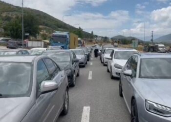Radhë kilometrike në kufirin Shqipëri-Kosovë, shkak shtimi i kontrolleve