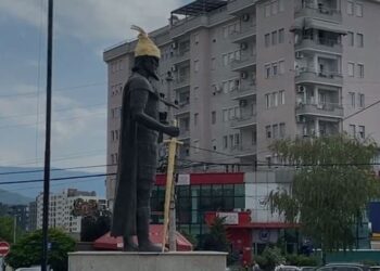 ‘Skënderbeun’ e lyejnë me bojë floriri, por në Prizren e cilësojnë si përdhosje të simboleve kombëtare