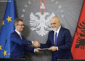 BE i sheh me shqetësim shkarkimet në administratën vendore me urdhër të kryeministrit