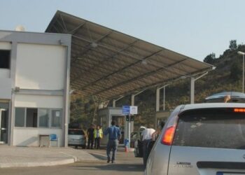 Arrestimi i 14 doganierëve grekë, radhë kilometrike në Qafë-Botë, qytetarët në pritje për disa orë