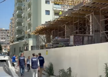 VIDEO / Fill pas fjalës së Ramës, IKMT ‘zbarkon’ në Vlorë dhe sekuestron pallatin