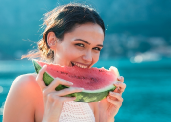 10 rregulla për të përballuar vapën në tavolinë: nga frutat dhe perimet te bishtajoret