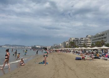 Në plazhin e Durrësit humbin çdo ditë 4-5 fëmijë