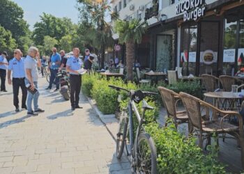 Shkodra liron trotuaret. Policia Bashkiake në aksion, shkodranët mirëpresin lirimin e hapësirave