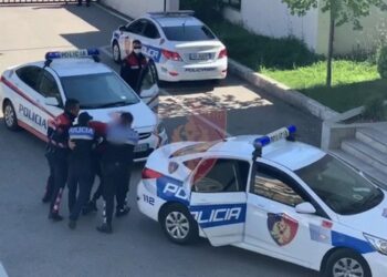 Vodhën 409 mijë euro nga kompania ku punonin, arrestohet postieri, shpallet në kërkim financierja