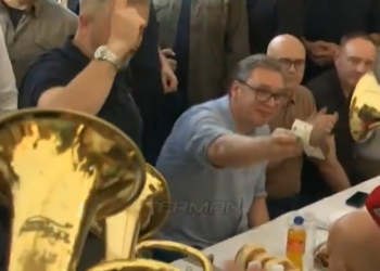 Vuçiç ngre dolli e dorovit muzikantët nën ritmet e këngës çetnike, kush është shqiptari në krah të presidentit serb