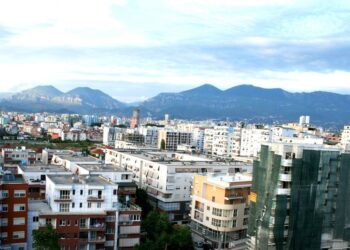 Mashtronin me shitjen e apartamenteve në Tiranë, në pranga dy persona, në kërkim noterja