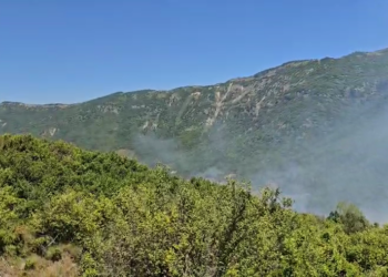 Vijojnë zjarret në Korçë, 87 forca në terren, ndërhyrja e mjeteve zjarrfikëse e vështirë