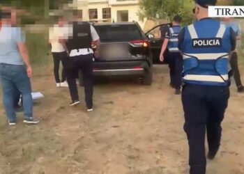 Shisnin kokainë në Tiranë, arrestohen dy persona