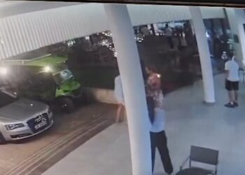 VIDEO / Dhuna ndaj kamarierit në Vlorë, dalin pamjet e plota: Si vijoi më pas sherri…