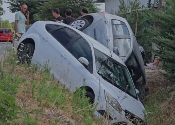 Përplasen dy automjete në aksin Fier–Berat, përfundojnë në kanal, detajet e para