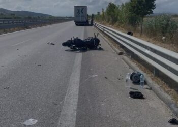 Tentoi të parakalonte, motori përplaset me trajlerin në autostradën Levan- Vlorë