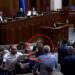 Plas grushti në parlamentin ukrainas, “harrojnë” luftën (Video)