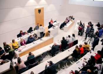Ultimatumi i Ramës, nisin dorëheqjet e administratorëve në bashkitë Korçë e Kolonjë