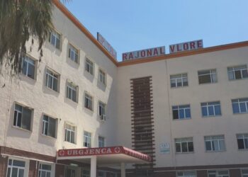 Mbërrin në spital me plagë nga armë zjarri 17-vjeçarja në Vlorë