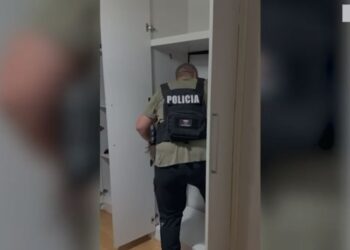 “Kronikat e Narnias” në botën e krimit/ Babë e bir arrestohet për prodhim dokumentesh të falsifikuara, hyrja për në laborator… nga dollapi (Video)