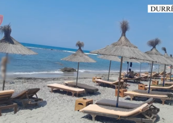Aksion në Currila, sekuestrohen mbi 90 sete çadrash dhe shezlongësh të vendosura pa leje