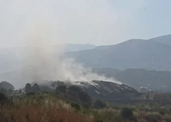 Elbasani pesë ditë nën tymin toksik, mbetjet vazhdojnë të digjen