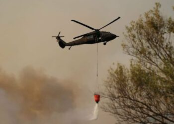 Helikopterët mbi flakë, 40 të evakuuar. Zjarret rrezikojnë banesat në Borsh, Piqeras dhe Sasaj
