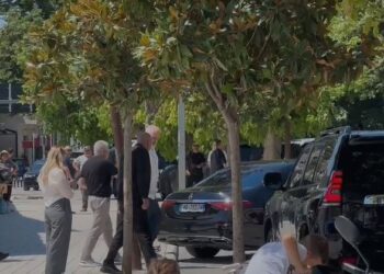 Rama, 60 minuta në Bashkinë e Vlorës, kërkoi angazhim për mbarëvajtjen e sezonit turistik