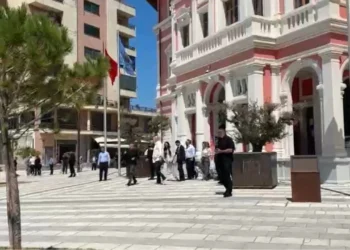 “Të gjithë drejtorët jashtë”/ Takimi me tone të ashpra në Bashkinë e Vlorës, zbardhet mesazhi i Ramës gjatë mbledhjes me dyer të mbyllura