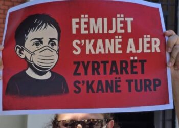 Zjarri në landfillin e Elbasanit, qytetarët protestë para Ministrisë së Turizmit dhe Mjedisit: Fëmijët s’kanë ajër