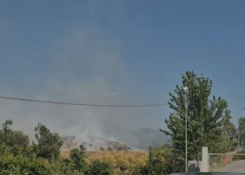 Pas 72 orësh, nis ndërhyrja nga ajri për fikjen e zjarrit në landfillin e Elbasanit. Vengu: Duhen zgjidhje afatgjata