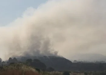 Elbasani katër ditë nën tymin toksik, zjarri ka depërtuar në thellësi të mbetjeve