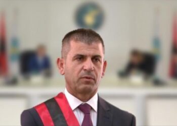 U shkarkua nga dekriminalizimi, Agim Kajmaku fiton të gjitha pagat nga bashkia Vorë dhe dëmshpërblim nga KQZ