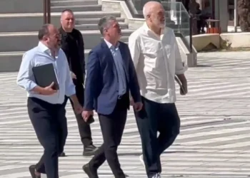 “Shkrirja” e bashkisë së Vlorës, kush janë drejtuesit që dorëzuan dorëheqjen me urdhër të Ramës (Emrat)