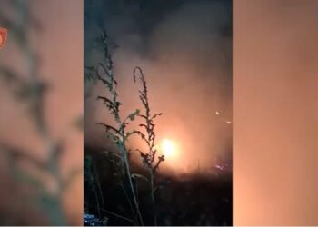 Rrezikoi jetën e banorëve pasi ndezi zjarr përgjatë aksit Tiranë-Elbasan, arrestohet 34 vjeçari