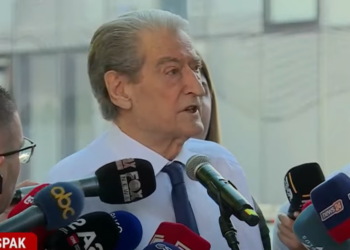 Berisha paraqitet në SPAK, lexon para mediave mesazhin që la aty për Altin Dumanin