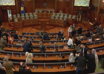 Deputetët po rrezikojnë mandatin, përplasje në distancë mes VV dhe LDK për shkrirjen e Kuvendit