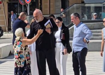 U përlesh me truprojat e kryeministrit, e moshuara: Bërtita “Rama të dua”! Pse kërkova ta takoj
