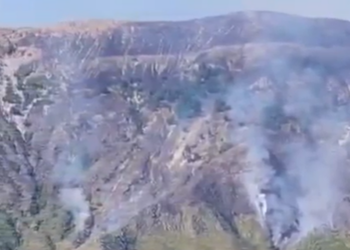 Zjarri jashtë kontrollit në malin mbi Dukat, nis ndërhyrja nga ajri me helikopterin e FA-ve