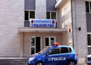 Bullizuan dhe dhunuan një të mitur, procedohen penalisht 4 vajza në Fier, shpallet në kërkim një tjetër