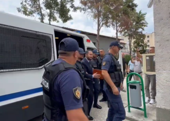 Ervin Salianji mbërrin në Gjykatën e Fierit, nis seanca për kërkesën e lirimit me kusht