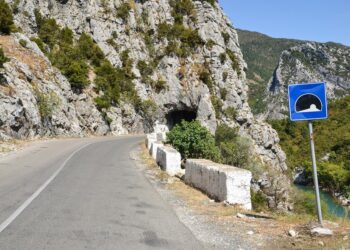 Gjendet i pajetë 23-vjeçari pranë liqenit të Shkopetit, dyshohet se makina e tij ka rënë në ujë