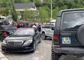 Aksioni i IKMT për prishjen e ndërtimeve pa leje, banorët e Thethit bllokojnë urën në hyrje të fshatit