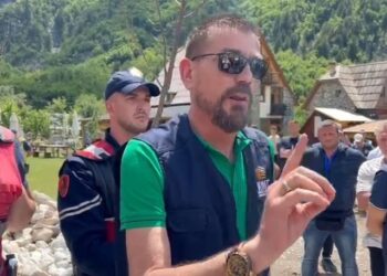 Zyrtari i IKMT përplaset me banorët e Thethit: Na premtuat që do çmontoni shtëpitë!