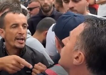 U shkarkua nga detyra, momenti kur protestuesi shpërthen ndaj shefit të komisariatit në Theth: Hajdut, ke marrë lekë!