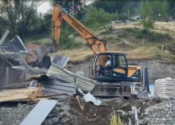 Vijon aksioni në Theth, prishen 60 ndërtime pa leje por nuk mungojnë tensionet