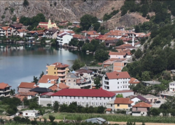 Ndodhet në Shqipëri, zhytuni në vendbanimin më të vjetër europian mbi liqen