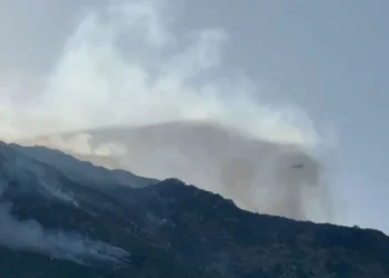 Vijon zjarri në malin e fshatit Dukat, rinisin punën për shuarjen e flakëve dy avionët e ardhur nga Greqia