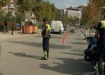 Makina del nga rruga dhe përplaset me dyqanin në Shkodër, plagosen shoferi kosovar dhe 3 familjarët e tij