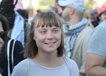 Greta Thunberg në Tiranë për Palestinën, por në shesh mblidhen veç një grusht njerëzish (FOTO)